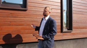 Планкен скошенный на фасаде каркасного дома Нестандартная обналичка окон из доски