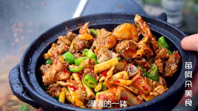 老爸送3斤老田鸭，搭配半锅辣椒炒起来，手抓鸭肉啃过瘾！【苗阿朵美食】 смотреть онлайн