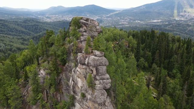 Шерегеш Чёртов палец скала ( в 4к )( обзор с высоты птичьего полёта.. )