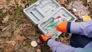 ВАКЦИНАЦИЯ в ЛЕСУ, ДУШЕ и в ПАЛАТКЕ.Доктор Уткин?Crazy Doctor