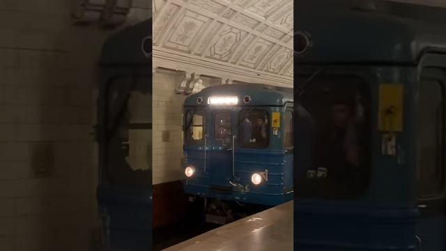 Перегонка Новогоднего ЕЖ-3 в депо приписки «Планерное» после техобслуживания #метромосквы #shorts
