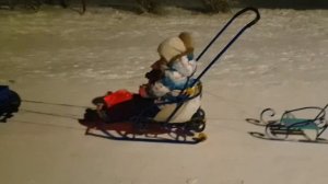 Traxxas x-maxx 8s,  катаю дочку на санках)