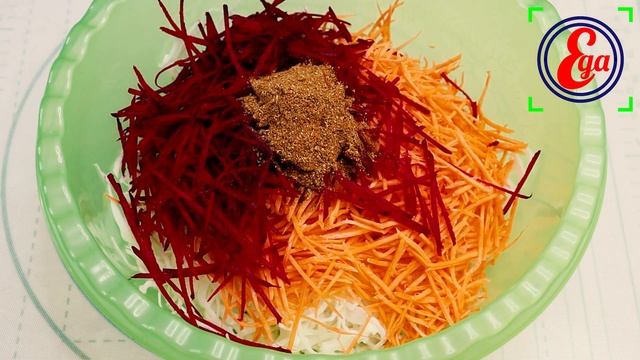 Простой витаминный салат из капусты, моркови и свеклы