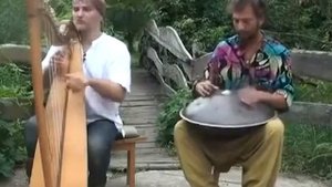 Мужская игра на арфе