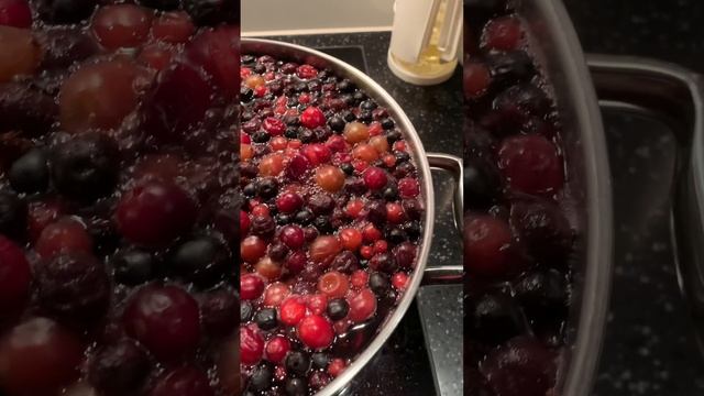 Насыщенный и терпкий вкус компота.Ягоды с дачи.Очень вкусный.Сахар добавим по вкусу. #едаирецепты