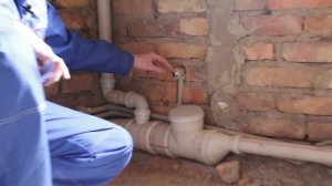 Монтаж водоснабжения и канализации в санузле. Как не надо делать!