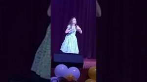 Жестовая песня "А я игрушек не замечаю"