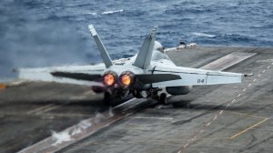 Улетел за борт: истребитель США упал с авианосца в море по пути в Европу