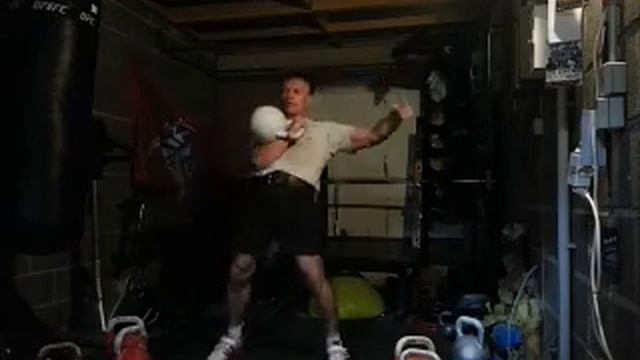 Толчок 1 рукой 40kg 50/3'40" + 2' отдыха + 50/3'30" смотреть онлайн