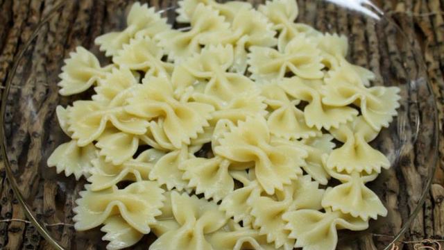 Салат с макаронами, болгарским перцем и вялеными оливками
