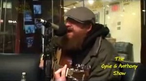 бомж играет на гитаре, лучше оригинала!