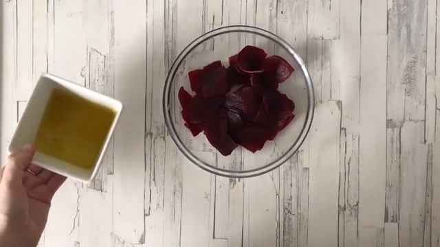 Свекольный салат с моцареллой и рукколой