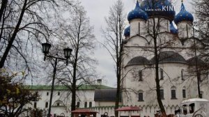 У церкви стояла карета.