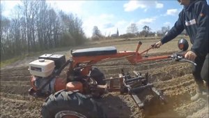 Нарезаем борозды под картошку.