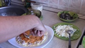 Салат " Каприз" с куриным мясом и грибами, очень вкусный.