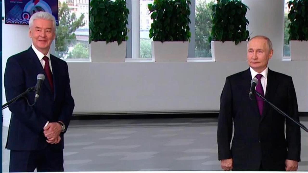 Владимир Путин и Сергей Собянин дали старт движению по Московскому центральному диаметру