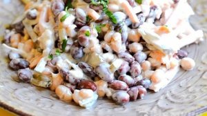 Салат из полукопченой колбасы и консервированной фасоли