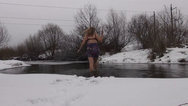 Женщина в мороз ушла купаться в реке зимой ! смотреть онлайн