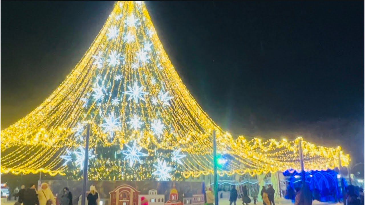 Каток. Главная ёлка в маленьком северном городке. Развлечения.