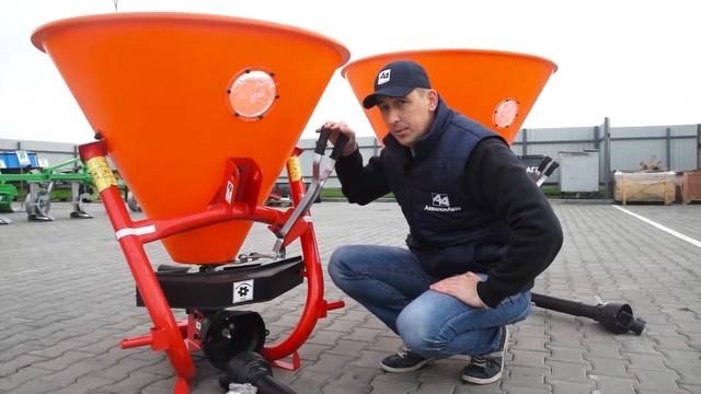 Обзор разбрасывателей минеральных удобрений и песка Dexwal L300T и L500T