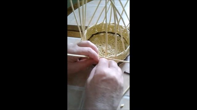 Урок по плетению! Шкатулка-туесок из бумажных трубочек смотреть онлайн