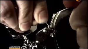 Как открыть наручники скрепкой