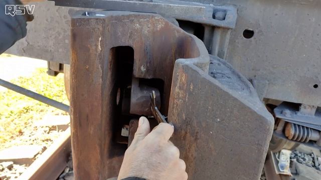 Вагоны могут РАСЦЕПИТЬСЯ из за этого! Чем проверить автосцепку вагона! Вагонник. Железная дорога. смотреть онлайн