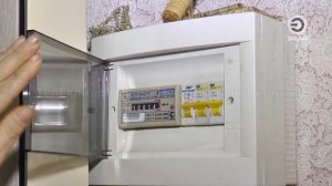 ВОДА С ПОТОЛКА, ПОЖЕЛТЕВШИЕ ОТ СЫРОСТИ ОБОИ, ВЫКРУЧЕННЫЕ ЛАМПОЧКИ И РАЗБУХАЮЩАЯ ДВЕРЬ