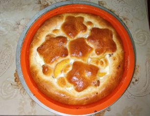 Пирог с творогом изюмом и персиком. Дрожжевое тесто на кефире. Рецепт выпечки.