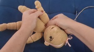 Cecília - a bebê  feliz- Montando o corpo articulado - boneca amigurumi- crochê