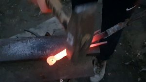 Ковка самодельного нож-кинжала под приятную музыку