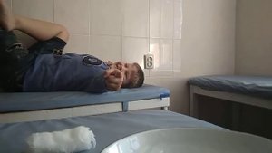 Когда попал в больницу и поставили катетер