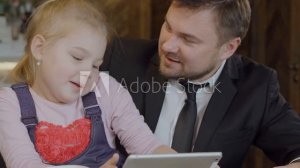 Отец собирается съесть свою дочку!