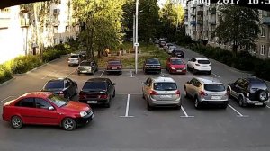 Чем занимаются дети во дворе летом в Хотьково. Бьют машины и мучают животных