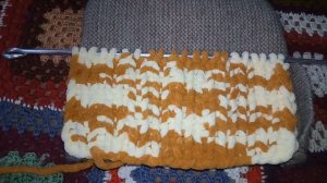 Шапка из велюровой пряжи спицами.