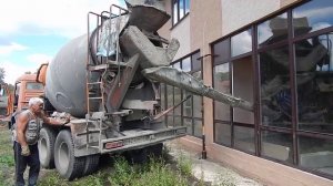 Заливка пола бетоном (через окно)