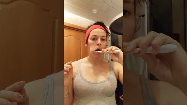 Массаж щёк зубной щеткой