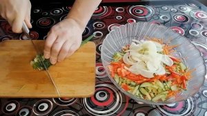 Куриная грудка с овощами очень вкусный салат.