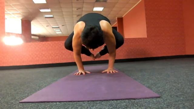 поза журавля в йоге