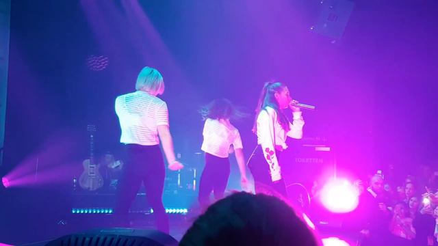 Mackenzie ziegler sings breathe live! смотреть онлайн