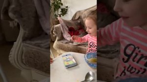 Как научить ребёнка самостоятельно кушать, дети кушают,две сестрички,видео для детей детское видео