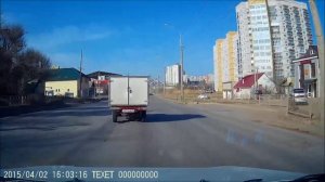 Очередная курица, выбегающая из-за машины с ребенком. Чуть не сбил