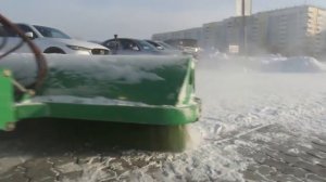 Новая машина для уборки тротуаров проходит испытание