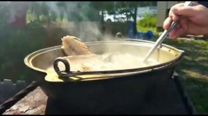 Ну очень вкусная ..Уха из красной рыбы на костре
