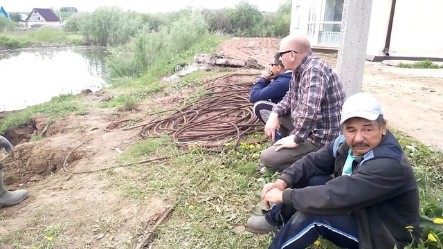 Экскаватор тонет в озере г. Нефтекамск, Ташкиново. смотреть онлайн