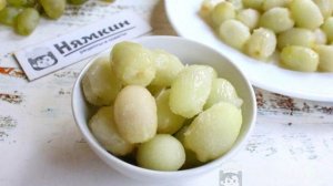 Десерт из замороженного винограда в сахарной пудре