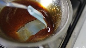 Пирог с вареной сгущенкой и яблоками