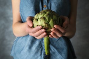 Зачем едят нераспустившиеся цветки артишока? #garden #farm #plant #artichoke