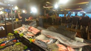 Тайланд, о. Пхукет, пляж Карон. В кафе выбираем на ужин морских обитателей.