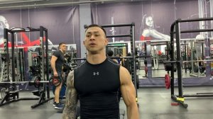 Подъем гантелей через стороны сидя